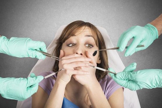 Patient mit Angst vor dem Zahnarzt